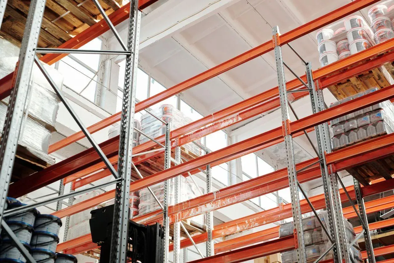 Efficiënte magazijninrichting: Maximale ruimtebenutting en overzicht in het bedrijf