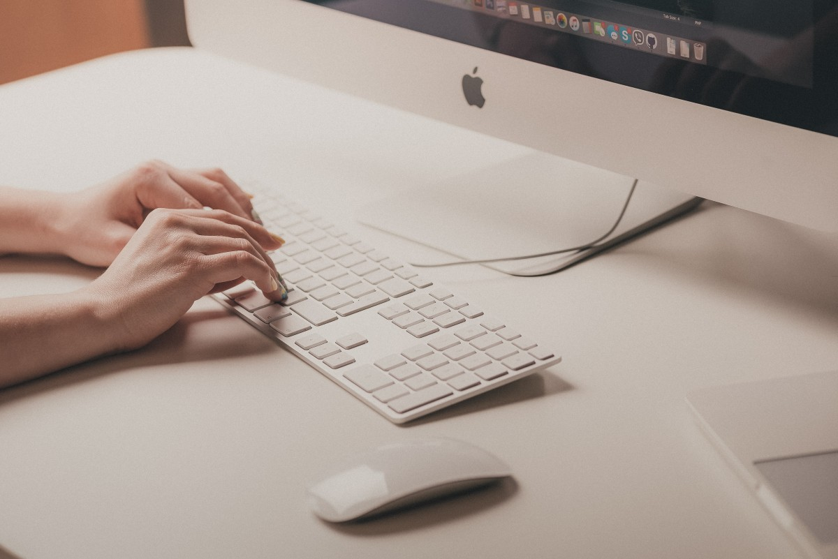 De prestaties van de computermuis op verschillende oppervlakken