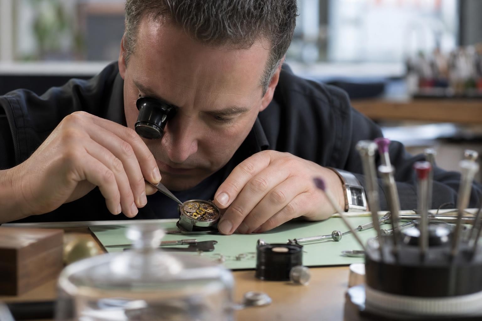 Luxe horloge stuk? Ga niet zelf prutsen….